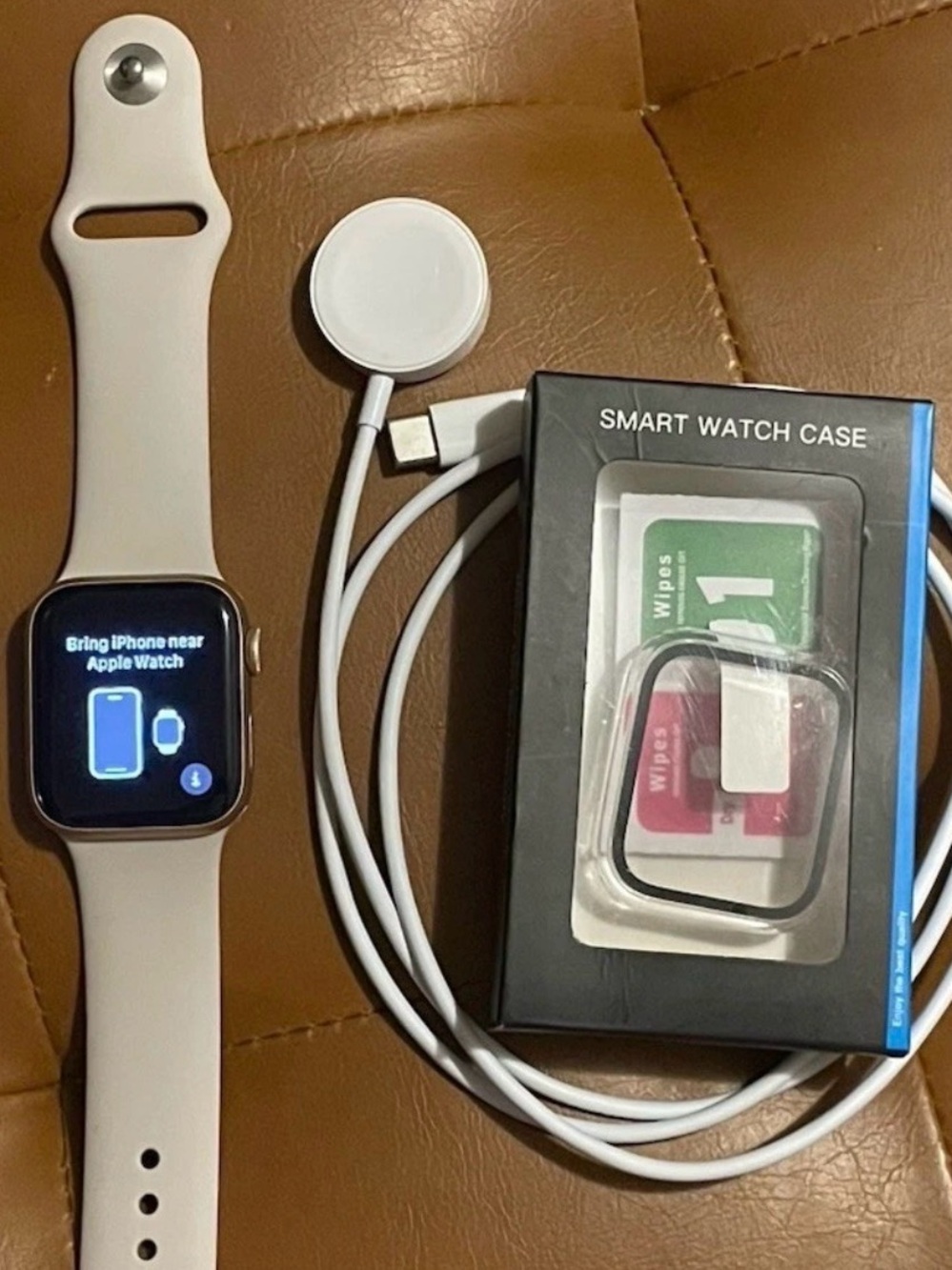 Apple Watch SE 2 40mm Gold Aluminum Case Starlight Silicone Band 32GB LTE GPS